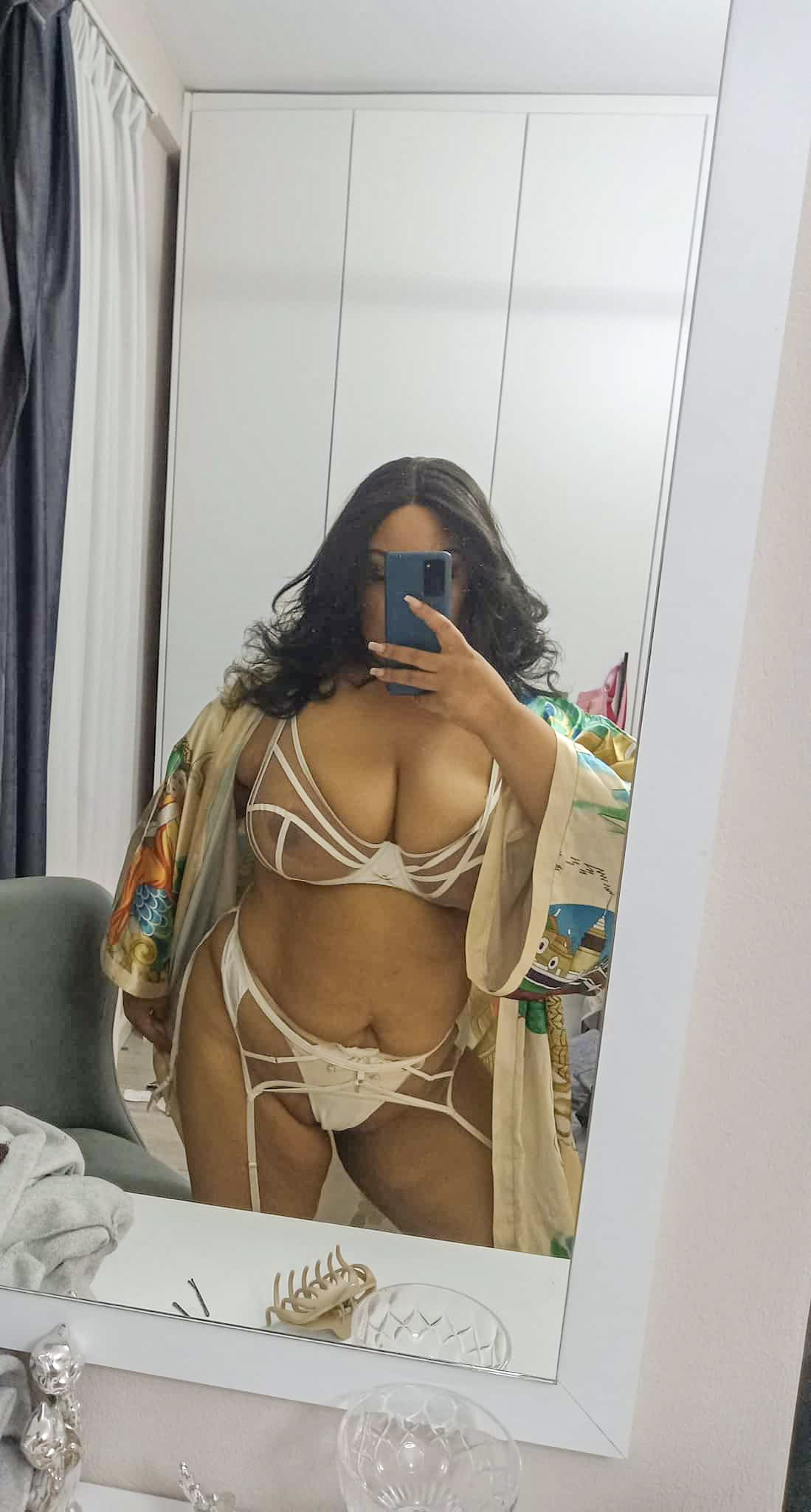 Curvy American escort London mirror selfie in ivory lingerie